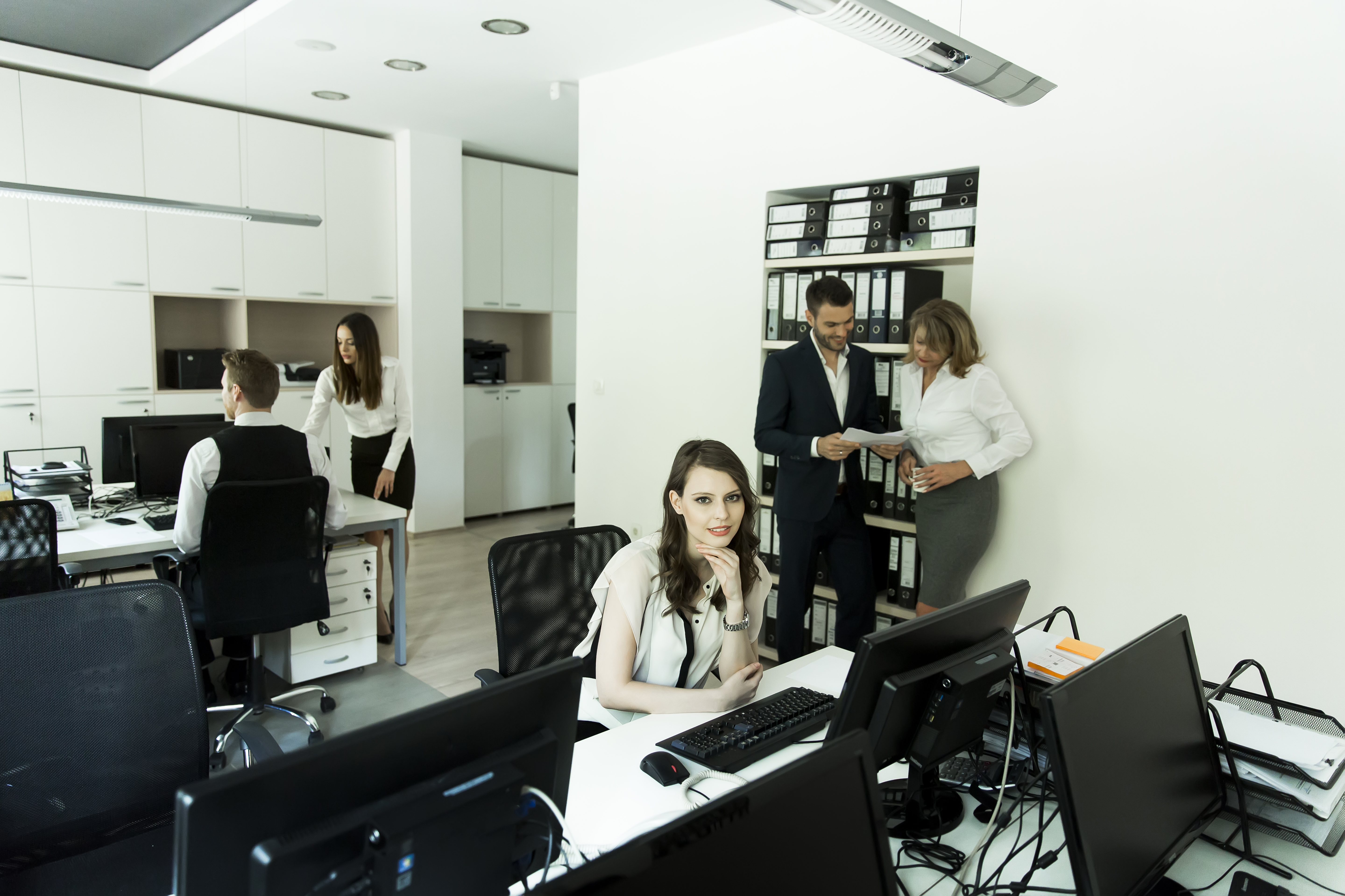 Kancelária Finančného Majstra - moderná kancelária s pracovnými stolmi a počítačmi